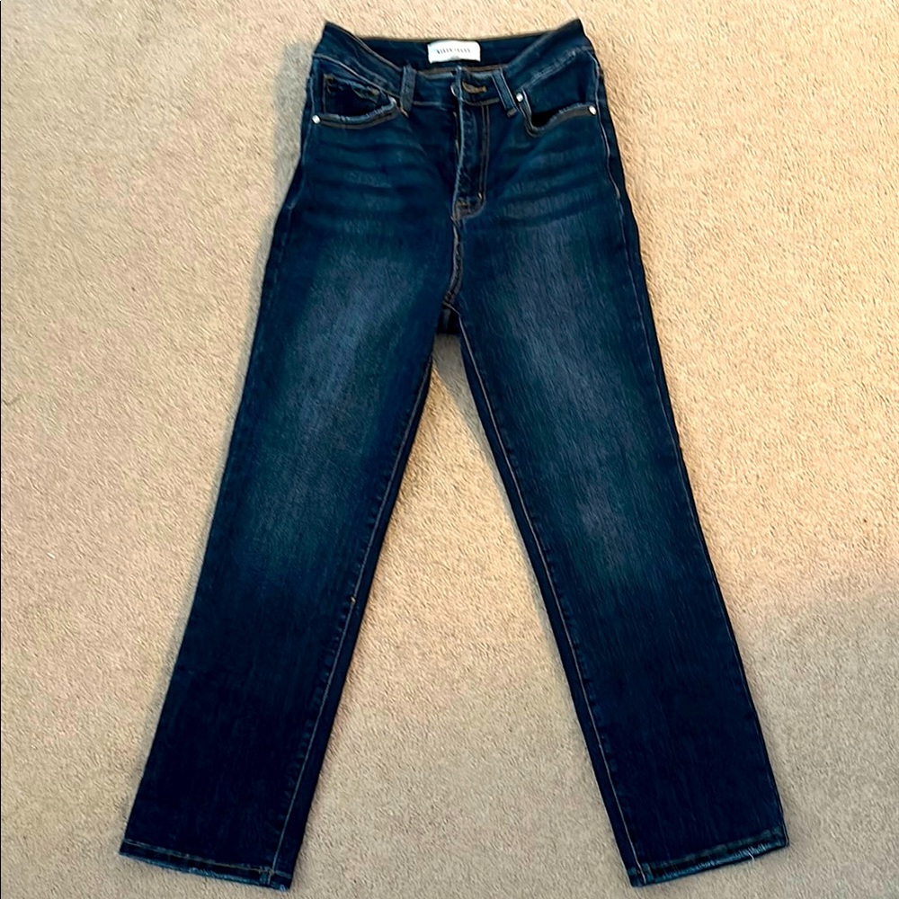 Risen Straight leg High rise jeans. Dark wash size 3/26